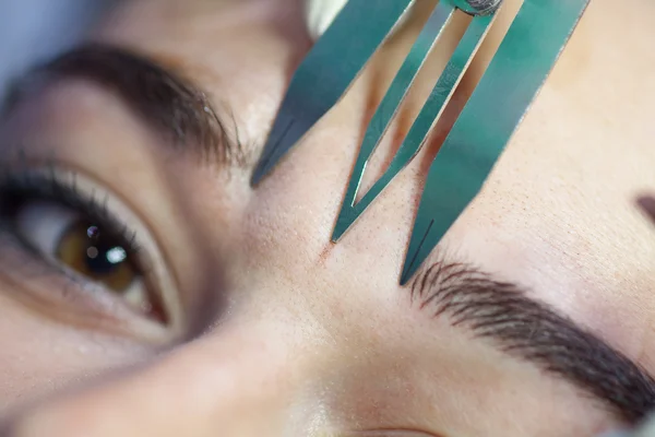 Technique of drawing eyebrows — Stock Photo, Image