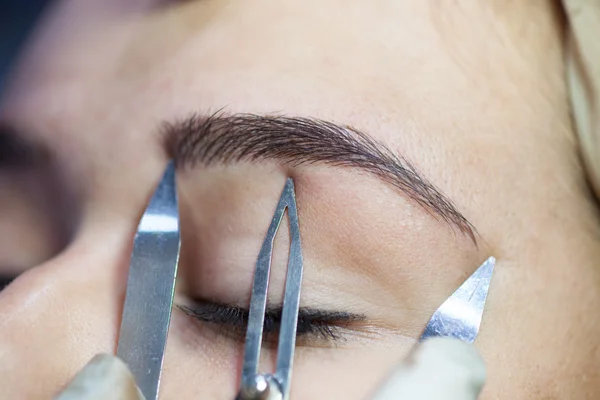 Technique of drawing eyebrows — Stock Photo, Image