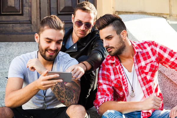 Young hipster friends having  together with smart phone — Stock Photo, Image