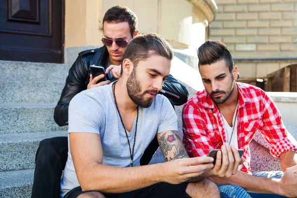 Jóvenes amigos hipster teniendo junto con el teléfono inteligente —  Fotos de Stock
