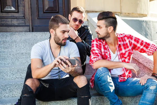 Jóvenes amigos hipster teniendo junto con el teléfono inteligente —  Fotos de Stock