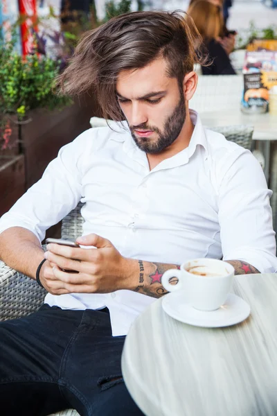 Jeune homme utilisant un téléphone portable — Photo