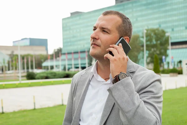 Zakenman In de straat — Stockfoto