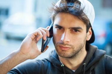 Adam cep telefonu ile seyahat