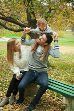mutlu aile ile sonbahar oynarken parkta bıraktı