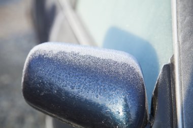 Frosty dondurulmuş kış sabahı opak araba ön cam 