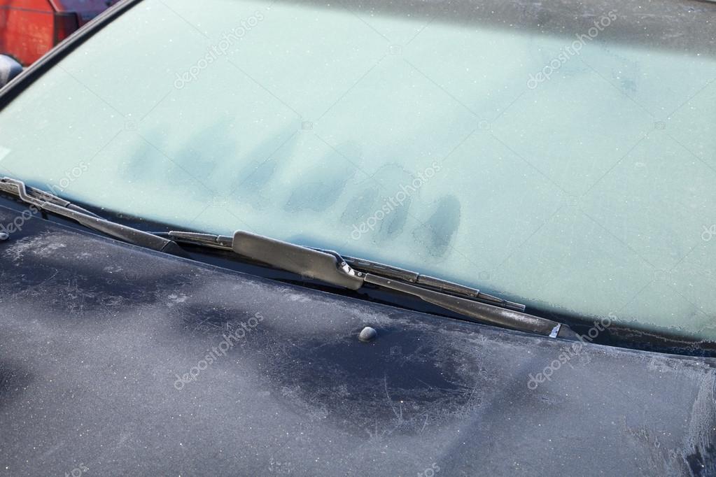 Frost bedeckte weiße Motorhaube, Scheibenwischer und