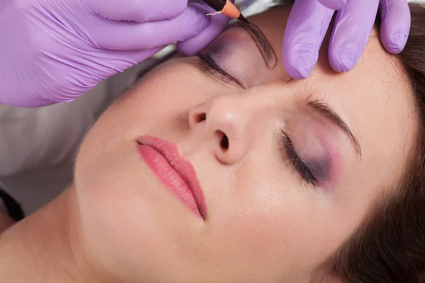 Cosmeticaspecialisten voorbereidingen voor permanente wenkbrauw make-up — Stockfoto