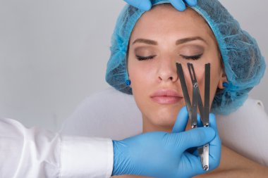 Genç kadın tedavi kalıcı kaş makyaj almak