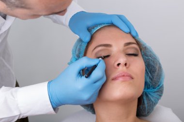 Genç kadın olun kalkarken 