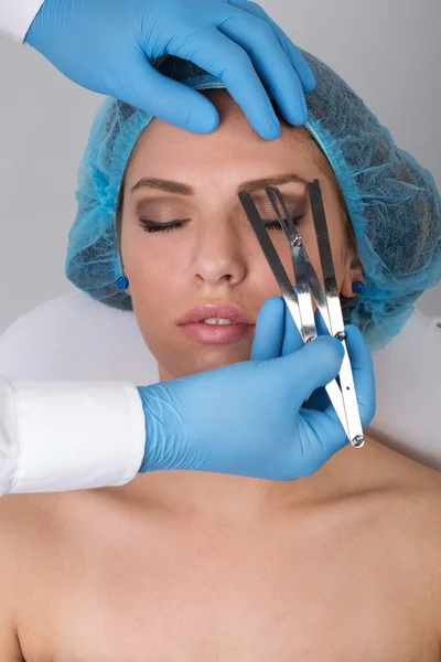 Genç kadın tedavi kalıcı kaş makyaj almak