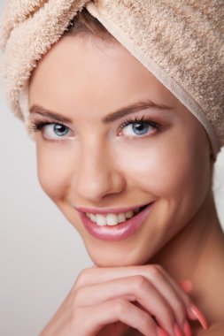 güzel bir genç kadın mükemmel bir cilt 