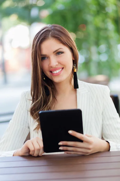 Portret van een jonge zakenvrouw met behulp van een Tablet PC — Stockfoto