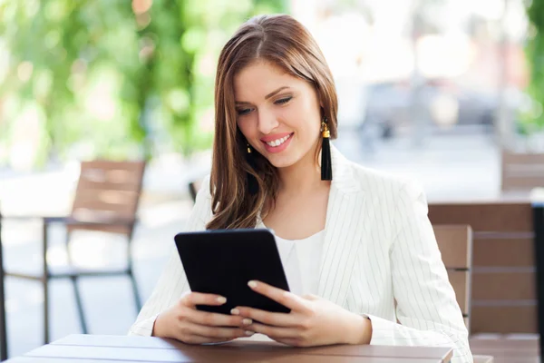 Portret van een jonge zakenvrouw met behulp van een Tablet PC — Stockfoto