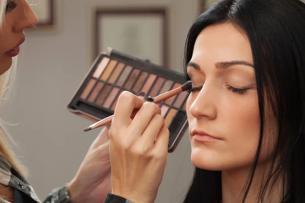 Aplicación de maquillaje en el salón — Foto de Stock