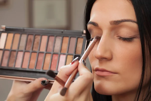 Make-up toepassing in salon — Stockfoto