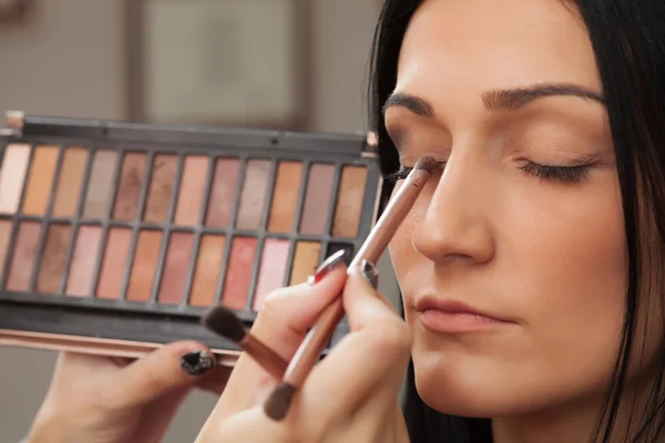 Aplicación de maquillaje en el salón — Foto de Stock