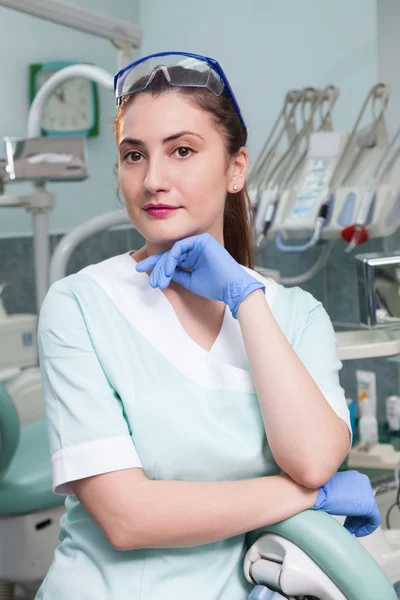 Dentista en su consultorio . — Foto de Stock