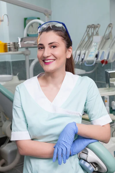 Dentista em seu escritório . — Fotografia de Stock