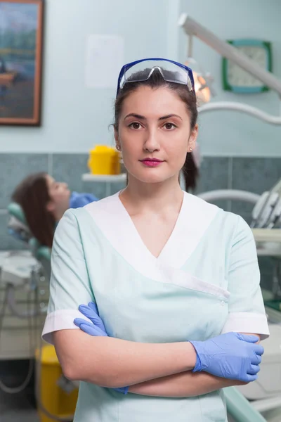 Dentista em seu escritório . — Fotografia de Stock