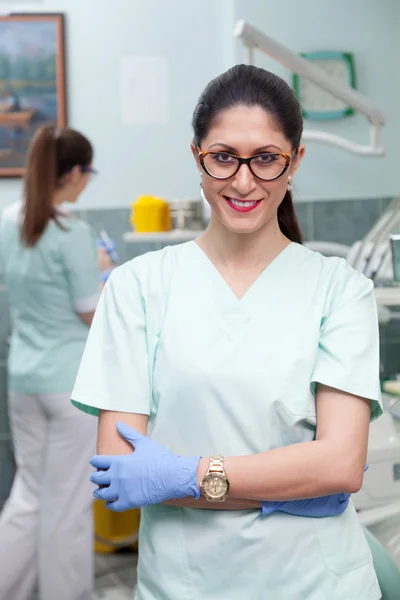 Dentista em seu escritório . — Fotografia de Stock