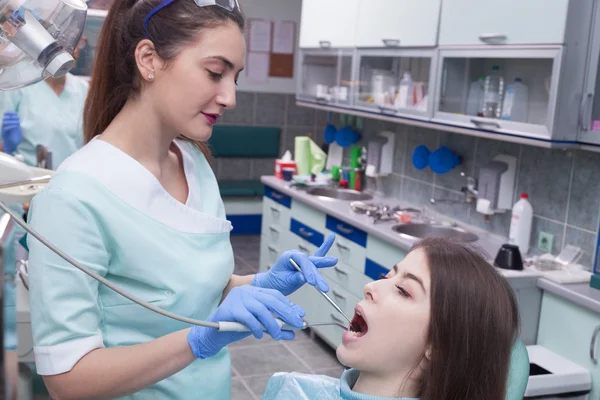 Jovem no consultório odontológico . — Fotografia de Stock