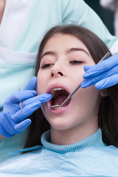 Mujer joven en el consultorio dental . — Foto de Stock