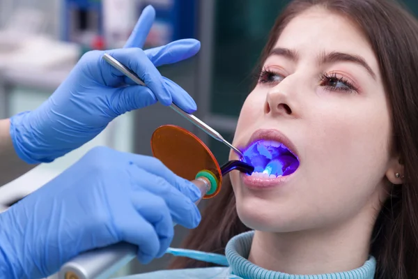 Ung kvinna på tandläkarens. — Stockfoto