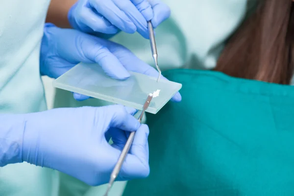 Стоматологическая операция — стоковое фото