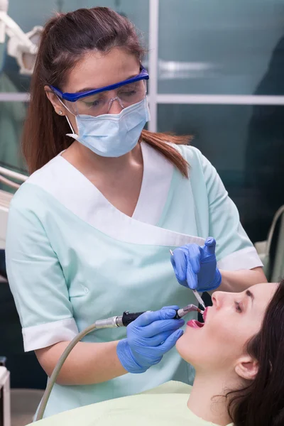 Professional dental brushing — Stock Photo, Image