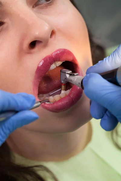 Menina fazendo check-up dentário — Fotografia de Stock