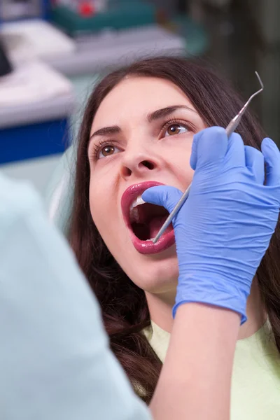 Młoda dziewczyna o dentystycznych sprawdzić — Zdjęcie stockowe