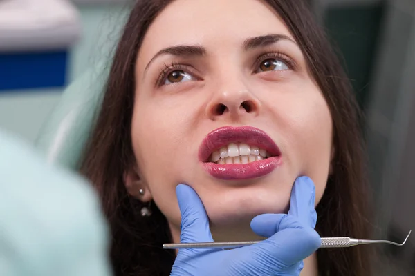 Menina fazendo check-up dentário — Fotografia de Stock