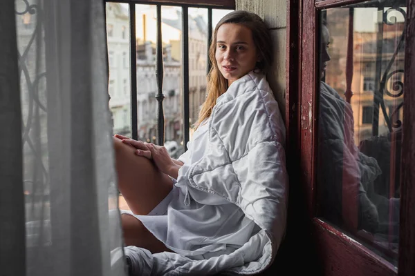 Retrato Uma Menina Feliz Manhã Menina Nascer Sol Sentado Varanda — Fotografia de Stock