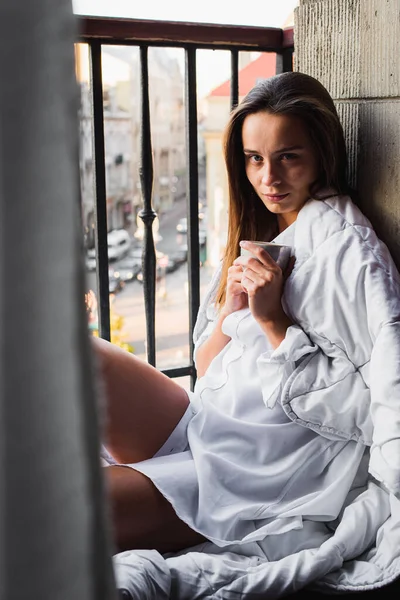 Retrato Uma Jovem Mulher Feliz Café Bebendo Feliz Chá Manhã — Fotografia de Stock