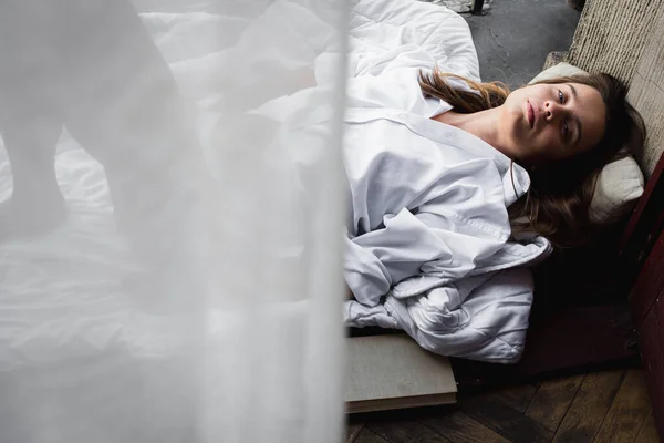 Jovem Feliz Manhã Amanhecer Menina Lambe Uma Sacada Uma Olhada — Fotografia de Stock