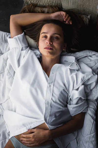 Jovem Feliz Manhã Amanhecer Menina Lambe Uma Sacada Uma Olhada — Fotografia de Stock