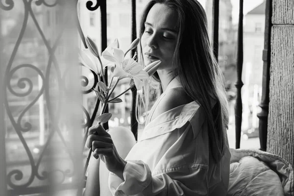 Happy Young Girl Morning Sunrise Girl Licks Balcony Looking Out — Stock Photo, Image