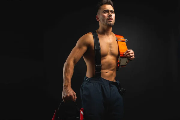 Retrato Musculoso Guapo Bombero Sobre Fondo Oscuro Sosteniendo Casco Fuego —  Fotos de Stock