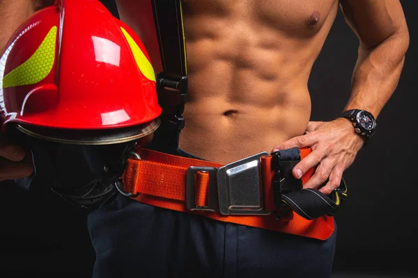 Muscular Handsome Young Firefighter Dark Background Holding Fire Helmet Healthy — Stock Photo, Image