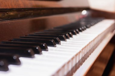 Piyano, büyük işadamının başarısını kutlamak için piyanistin klasik piyano performansından önce prova yapmasına izin vermek için sabah pencerenin yanındaki müzik odasına kurulmuştu..