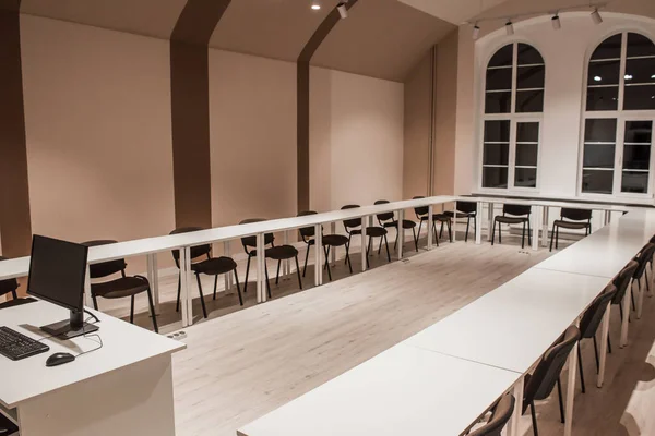 Sala Aula Sala Aula Vazia Escola Com Mesas Brilhantes Cadeiras — Fotografia de Stock