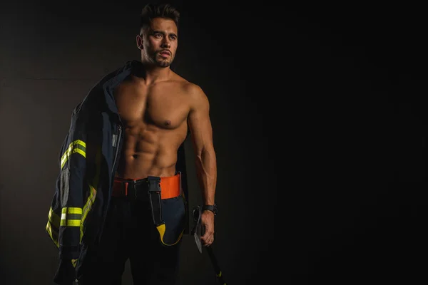 Joven Guapo Adulto Bombero Musculoso Uniforme Sosteniendo Hacha Equipo Fuego — Foto de Stock