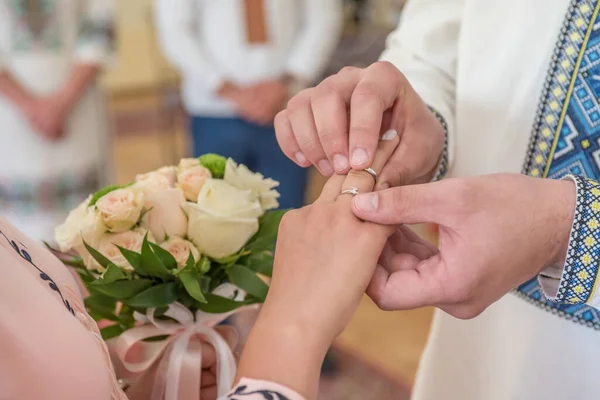 Closeup Hands Bride Groom Wedding Rings Bouquet — Stock Photo, Image