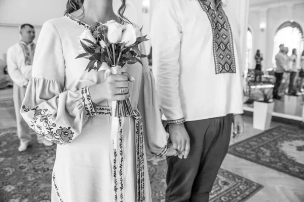 Close Mãos Noiva Noivo Com Anéis Casamento Buquê — Fotografia de Stock