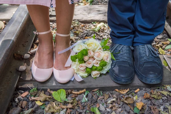 Horní Pohled Nohy Mladého Muže Nevěstu Svatební Kyticí Mezi Nimi — Stock fotografie