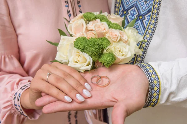 Closeup Hands Bride Groom Wedding Rings Bouquet — Stock Photo, Image