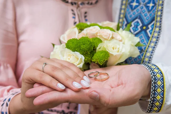 Primer Plano Las Manos Novia Novio Con Anillos Boda Ramo — Foto de Stock