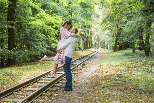 Jeune Jolie Fille Chemise Brodée Mec Chemise Brodée Tient Dans — Photo