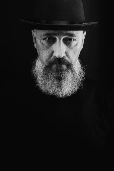 Portrait Jeune Beau Émotionnel Homme Sérieux Avec Une Longue Barbe — Photo